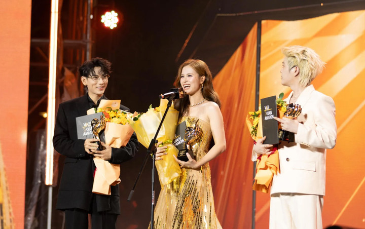 Ca sĩ Isaac, Đông Nhi và Rhyder được vinh danh.