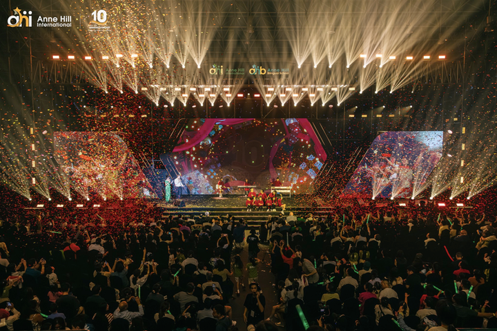 Chương trình hoành tráng đánh dấu 10 năm thành lập Hệ thống Giáo dục Anne Hill với quy mô 1.600 khách tham dự.