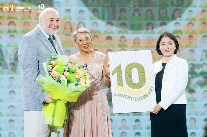 Bà Anne Hill (đứng giữa) cảm động trước sự tri ân của nhà trường.