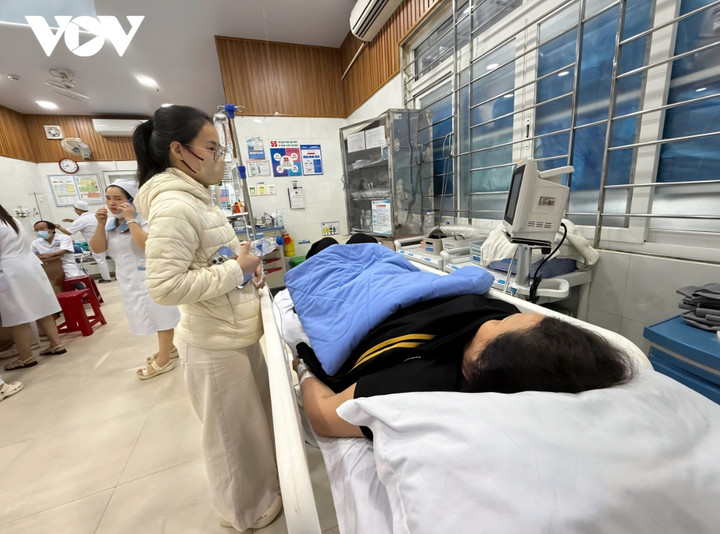 Bệnh nhân đến bệnh viện điều trị ngộ độc thực phẩm.