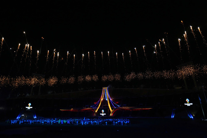Đây là điểm khác biệt lớn so với màn trình diễn ở lễ khai mạc. Khi đó, ban tổ chức không bắn pháo hoa như thường thấy ở các đại hội thể thao do chủ đề của buổi lễ mang thông điệp bảo vệ môi trường.