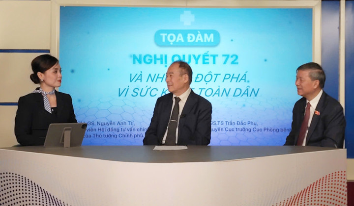 Hai vị khách mời trao đổi tại buổi tọa đàm. (Ảnh: Như Loan)