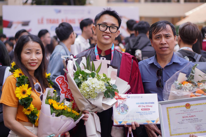 Khang và gia đình trong buổi lễ tốt nghiệp vào tháng 11/2025. (Ảnh: NVCC)