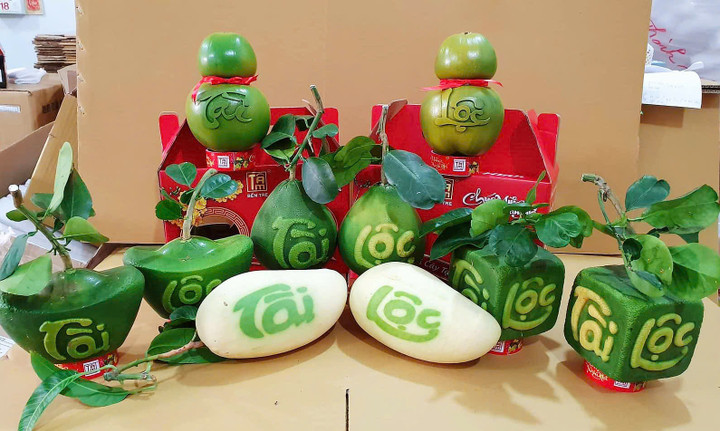 Một số loại trái cây tạo hình, khắc chữ.