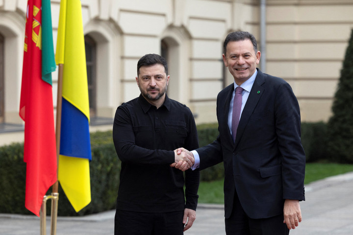 Tổng thống Zelensky và Thủ tướng Bồ Đào Nha Luís Montenegro (Ảnh: Reuters)