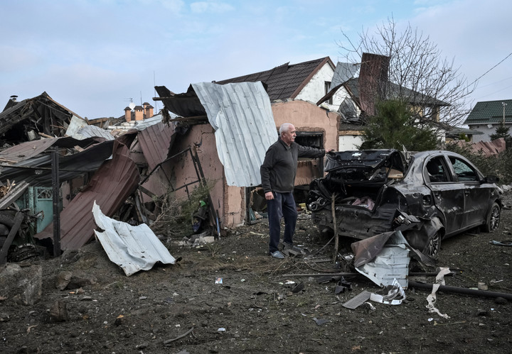 Hiện trường nhà ở, ô tô trúng đòn không kích, trong bối cảnh các cuộc tấn công của Nga nhằm vào Zaporizhzhia, Ukraine ngày 19/12/2025. (Ảnh: REUTERS/Stringer)