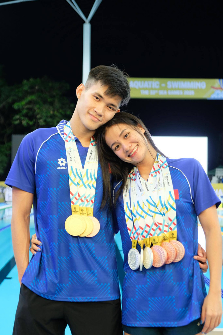Mỹ Tiên và Thanh Bảo khoe huy chương tại SEA Games 33.