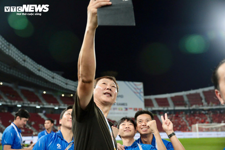 Ông mời các trợ lý vào chụp ảnh selfie để lưu giữ kỉ niệm trên sân Rajamangala. Sau đó, HLV Kim Sang-sik nhanh chóng rút điện thoại để lưu lại khoảnh khắc vinh quang cùng học trò. Ông Kim đặc biệt tập trung, chỉnh lại góc máy để có thước phim đẹp nhất. Cựu tuyển thủ Hàn Quốc mời Phó Chủ tịch VFF Trần Anh Tú chụp ảnh lưu niệm. Kết thúc lễ trao giải, ông Kim cùng lãnh đạo VFF lên chụp lưu niệm cùng cầu thủ. Rất nhiều cầu thủ trong đó có Hiểu Minh muốn chụp riêng với HLV Kim Sang-sik. Kết thúc buổi lễ, ông Kim Sang-sik được các học trò tung lên như một cách tri ân đến đóng góp với bóng đá Việt Nam của vị huấn luyện viên tài năng này.