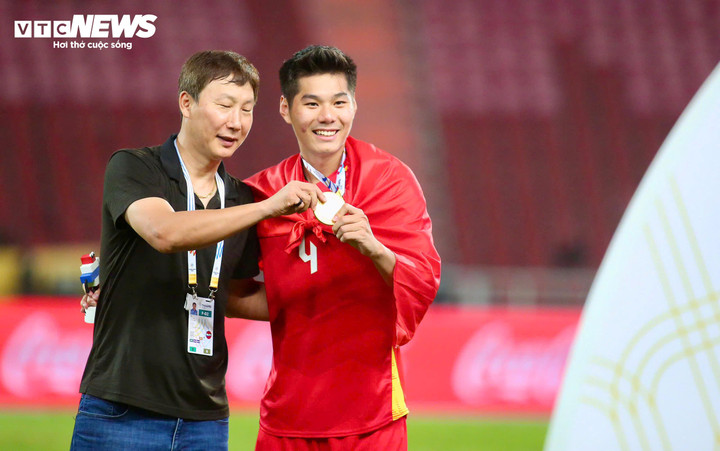 Rất nhiều cầu thủ trong đó có Hiểu Minh muốn chụp riêng với HLV Kim Sang-sik. Kết thúc buổi lễ, ông Kim Sang-sik được các học trò tung lên như một cách tri ân đến đóng góp với bóng đá Việt Nam của vị huấn luyện viên tài năng này.