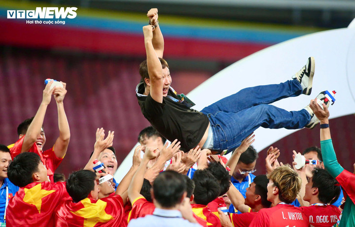 Kết thúc buổi lễ, ông Kim Sang-sik được các học trò tung lên. Sau đó, nhà cầm quân người Hàn Quốc đề nghị các cầu thủ làm điều tương tự với các lãnh đạo Liên đoàn bóng đá Việt Nam (VFF) để cảm ơn sự hỗ trợ, đồng hành trong suốt hành trình dài.