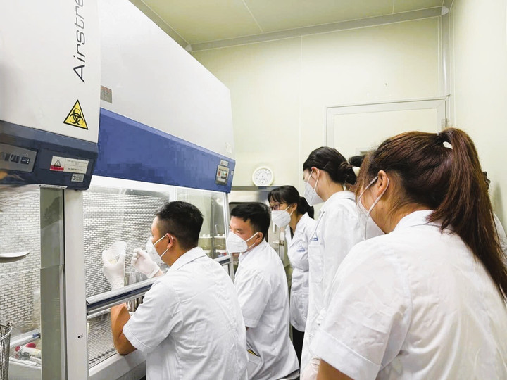 Cán bộ kỹ thuật của Trung tâm đang làm các phép thử so sánh với Chuyên gia Viện Kiểm nghiệm an toàn vệ sinh thực phẩm Quốc gia.