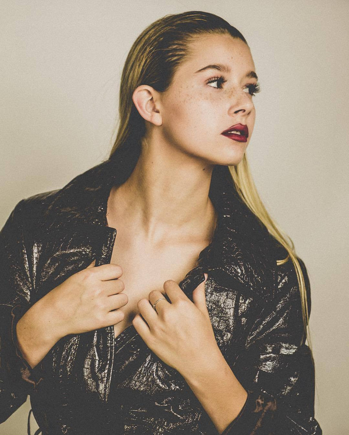 Trong thời gian dự thi tại Việt Nam, người đẹp Mỹ còn ghi điểm đặc biệt với khán giả khi chủ động giao tiếp bằng tiếng Việt với những câu chào hỏi giản dị.