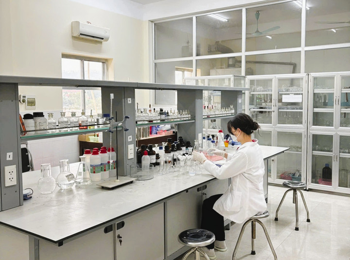 Trung tâm Kiểm nghiệm Thuốc, Mỹ phẩm, Thực phẩm tỉnh Lạng Sơn đang tiến hành phân tích mẫu tại phòng Lab.