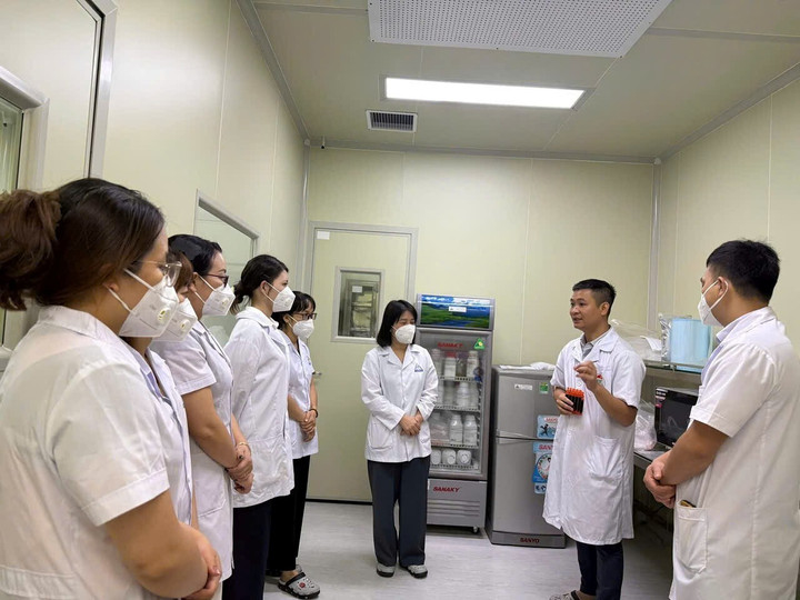 Chuyên gia Viện Kiểm nghiệm an toàn vệ sinh thực phẩm Quốc gia chuyển giao kỹ thuật Kiểm nghiệm cho Trung tâm Kiểm nghiệm thuốc, mỹ phẩm, thực phẩm tỉnh Lạng Sơn.