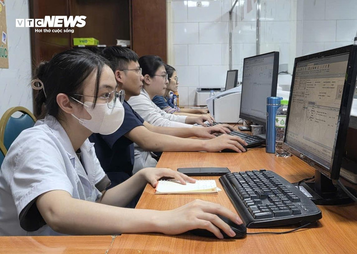 Nhân viên y tế làm việc tại Bệnh viện Bạch Mai. (Ảnh minh hoạ: Như Loan)