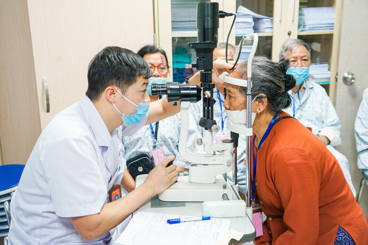 Nếu sử dụng các thiết bị điện tử trong thời gian dài sẽ khiến mắt giảm thị lực.