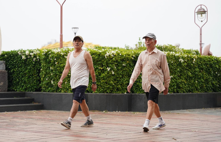 Có thể phát hiện ra bệnh tắc nghẽn mạch máu từ những biểu hiện bất thường khi đi bộ.