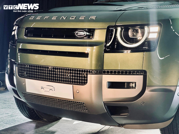 Phần trước của xe không thay đổi quá nhiều, nền logo hãng chuyển sang màu đen thay vì màu xanh như trước. (Ảnh: Mạnh Hùng)