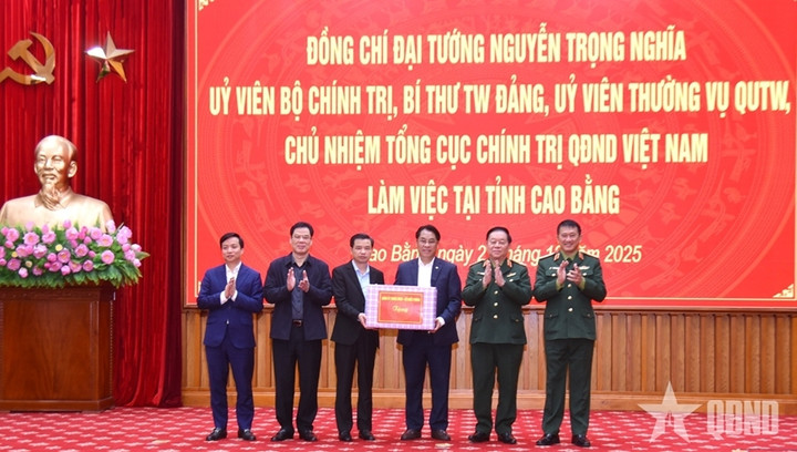 Đại tướng Nguyễn Trọng Nghĩa trao quà tặng lãnh đạo tỉnh Cao Bằng.