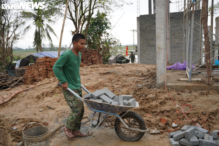 Những chiến sĩ cẩn thận từng khâu trong quá trình xây nhà.