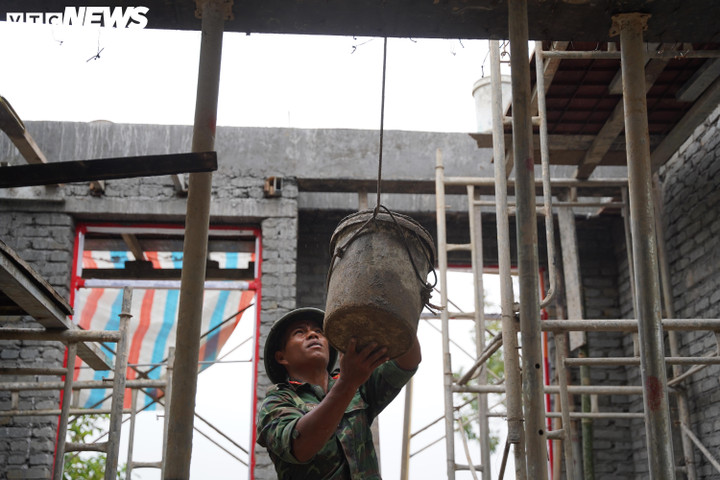 Người lính miệt mài làm việc dù mưa hay nắng.