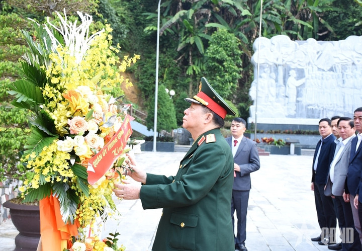 Đại tướng Nguyễn Trọng Nghĩa chỉnh hoa trước khi dâng lễ.