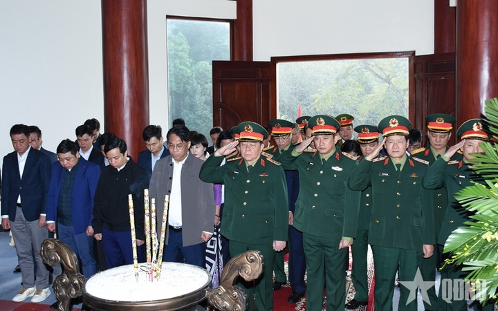 Đại tướng Nguyễn Trọng Nghĩa và đoàn công tác tưởng niệm Đại tướng Võ Nguyên Giáp và các chiến sĩ Đội Việt Nam Tuyên truyền giải phóng quân.