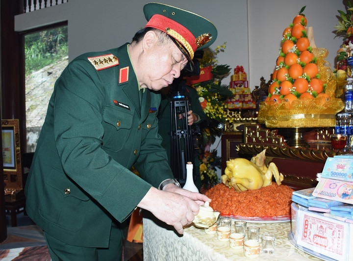 Đại tướng Nguyễn Trọng Nghĩa dâng hương, dâng lễ kính viếng, tưởng nhớ Đại tướng Võ Nguyên Giáp và các chiến sĩ Đội Việt Nam Tuyên truyền giải phóng quân.