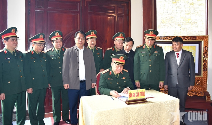 Đại tướng Nguyễn Trọng Nghĩa ghi cảm tưởng vào Sổ vàng lưu niệm Khu di tích Quốc gia đặc biệt rừng Trần Hưng Đạo.