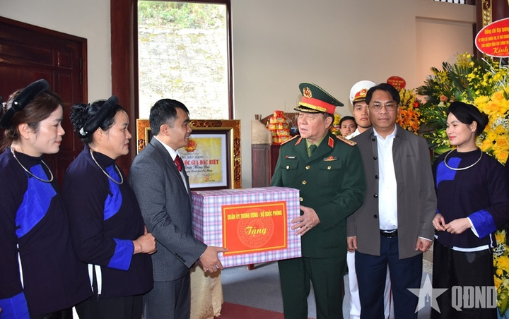 Đại tướng Nguyễn Trọng Nghĩa trao quà tặng Ban Quản lý Khu di tích Quốc gia đặc biệt rừng Trần Hưng Đạo.