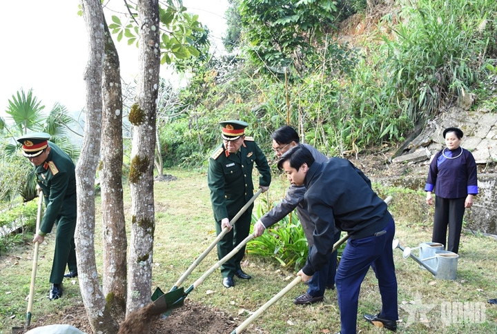 Đại tướng Nguyễn Trọng Nghĩa chăm sóc cây trồng tại Khu di tích Quốc gia đặc biệt rừng Trần Hưng Đạo.