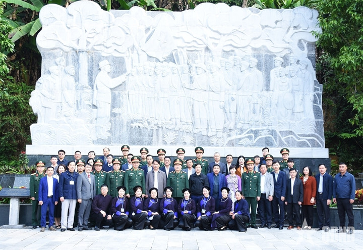 Đại tướng Nguyễn Trọng Nghĩa và đoàn công tác tại Khu di tích Quốc gia đặc biệt rừng Trần Hưng Đạo.