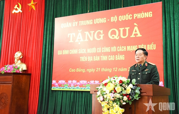 Đại tướng Nguyễn Trọng Nghĩa phát biểu tại buổi trao tặng quà.