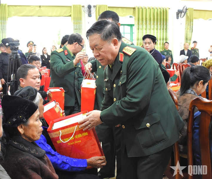 Đại tướng Nguyễn Trọng Nghĩa trao quà tặng các đối tượng chính sách.