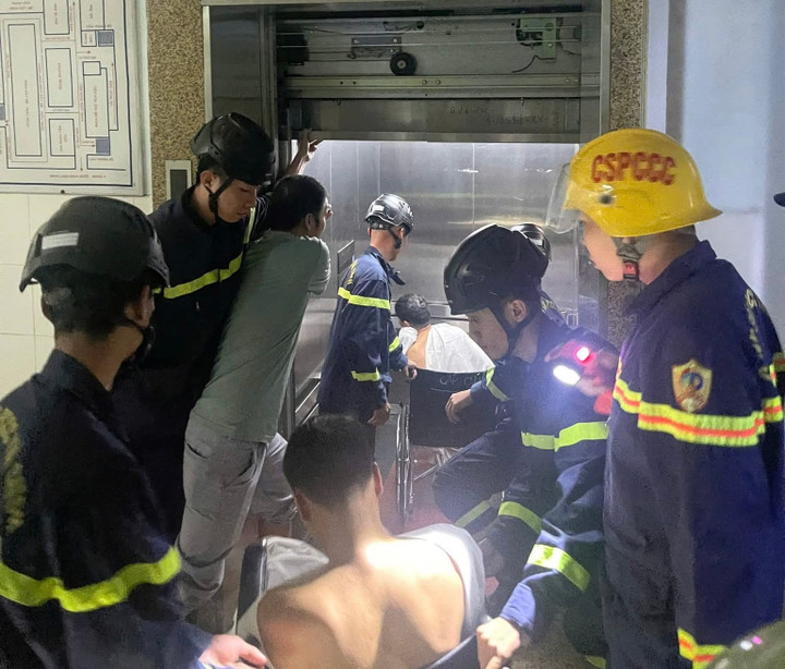 Lực lượng chức năng giải cứu các nạn nhân kẹt trong thang máy. (Ảnh: C.S)