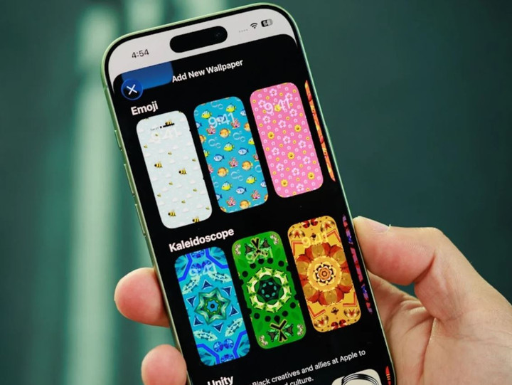 Phần Dynamic Island phía trên có thể được thay thế bởi thiết kế đục lỗ. (Ảnh: PhoneArena)