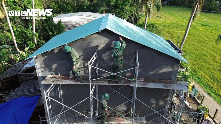 Bộ đội chỉnh trang phần mái cho nhà ông Bình.