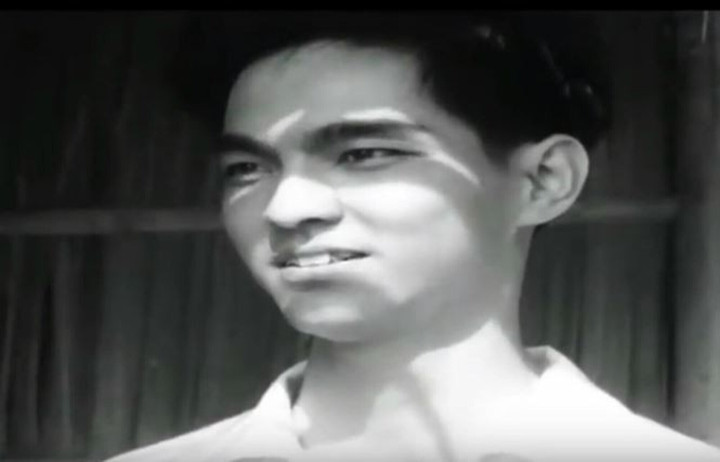 NSND Thế Anh sở hữu ngoại hình điển trai, nụ cười duyên dáng.