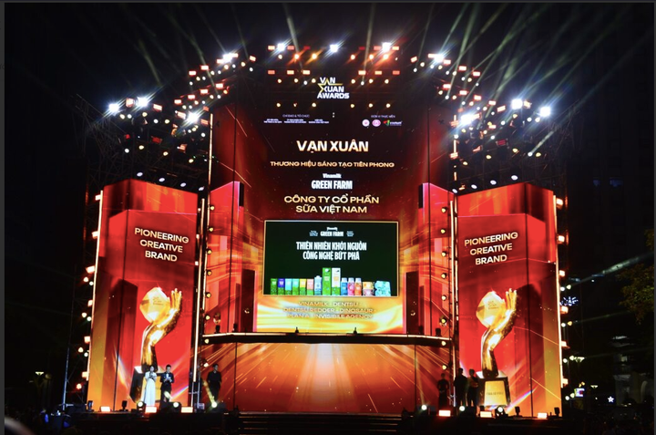 Chiến dịch “Thiên nhiên khởi nguồn – công nghệ bứt phá” của Vinamilk Green Farm được vinh danh Thương hiệu sáng tạo tiên phong tại Vạn Xuân Awards 2025. (Ảnh: Minh Anh)