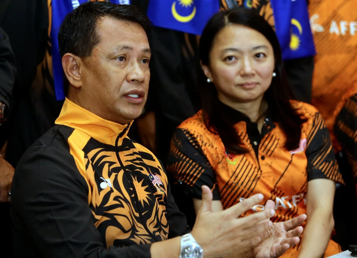 Chủ tịch Hội đồng Olympic Malaysia (trái) cùng Bộ trưởng Thanh niên và Thể thao Hannah Yeoh. (Nguồn: NST)