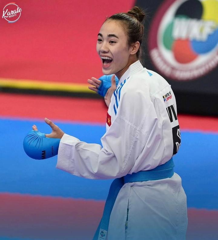 Thi đấu ở nội dung kumite, nữ võ sĩ sở hữu nền tảng thể lực tốt, tốc độ cao và khả năng ra đòn chính xác.