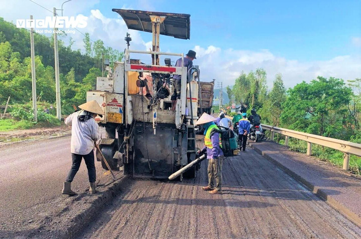 Công nhân và máy móc được huy động tối đa để tập trung sửa chữa, khắc phục hư hỏng trên tuyến Quốc lộ 19.