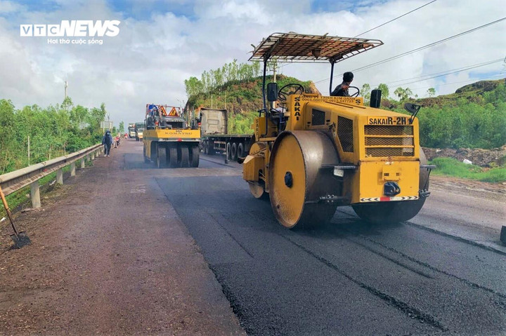Những bê tông nhựa đang thảm muống nền đường, bảo đảm phương tiện và người dân đi lại an toàn trước Tết nguyên đán 2026.