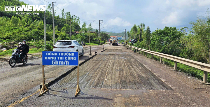 Tuyến Quốc lộ 19 được cào bỏ hết các lớp hư hỏng, xuống cấp để bê tông nhựa.