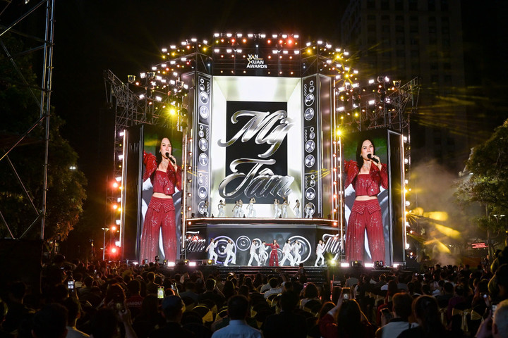 Đêm nhạc được đầu tư hoành tráng.