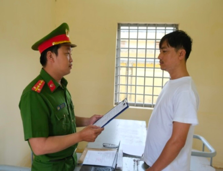 Tống đạt quyết định khởi tố bị can Nguyễn Hữu Nghị - (Ảnh: CACC)