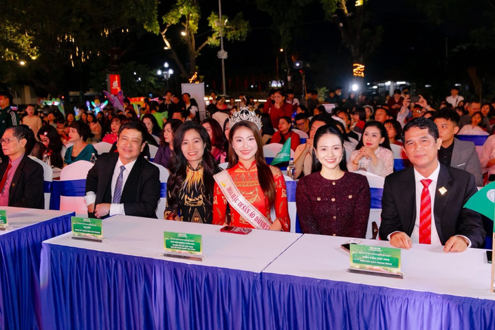 NSƯT Chí Trung, Việt Hoa,... và nhiều nghệ sĩ hội tụ tại sự kiện.