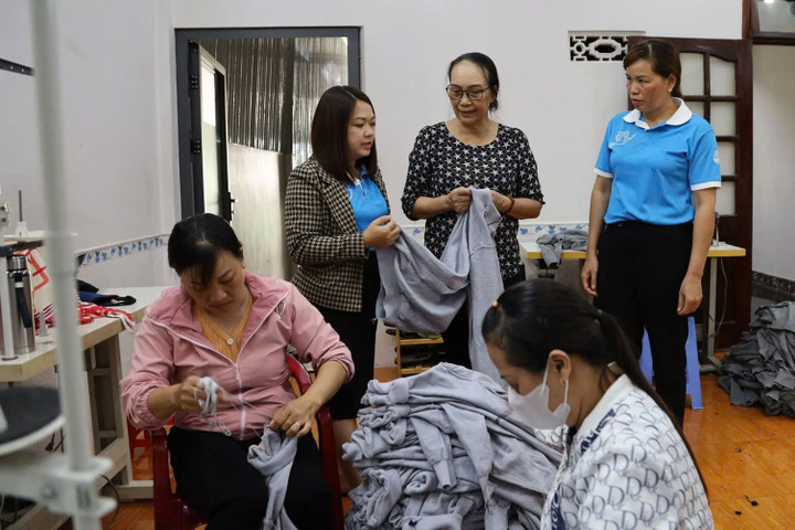 Bà Trần Thị Diện (thứ 3 từ trái quai), Giám đốc Hợp tác xã Đan len Quý Anh tạo công ăn việc làm cho nhiều lao động tại địa phương từ hợp tác xã đan len. (Ảnh: NVCC)