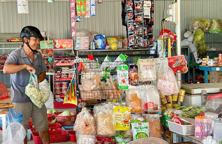 Chợ xã Kông Lơng Khơng đi vào hoạt động, thu hút các hộ dân vào kinh doanh.