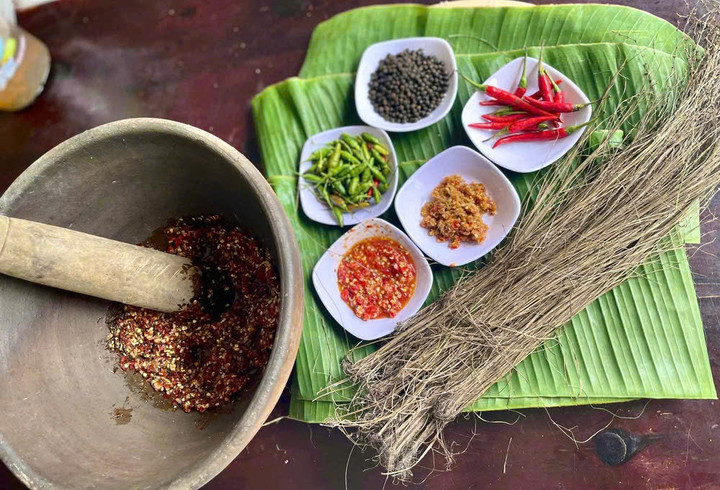 Muối cỏ thơm H’Rin – sự hòa quyện giữa vị mặn của muối, cay nồng của ớt và mùi thơm đặc trưng của thảo mộc rừng.